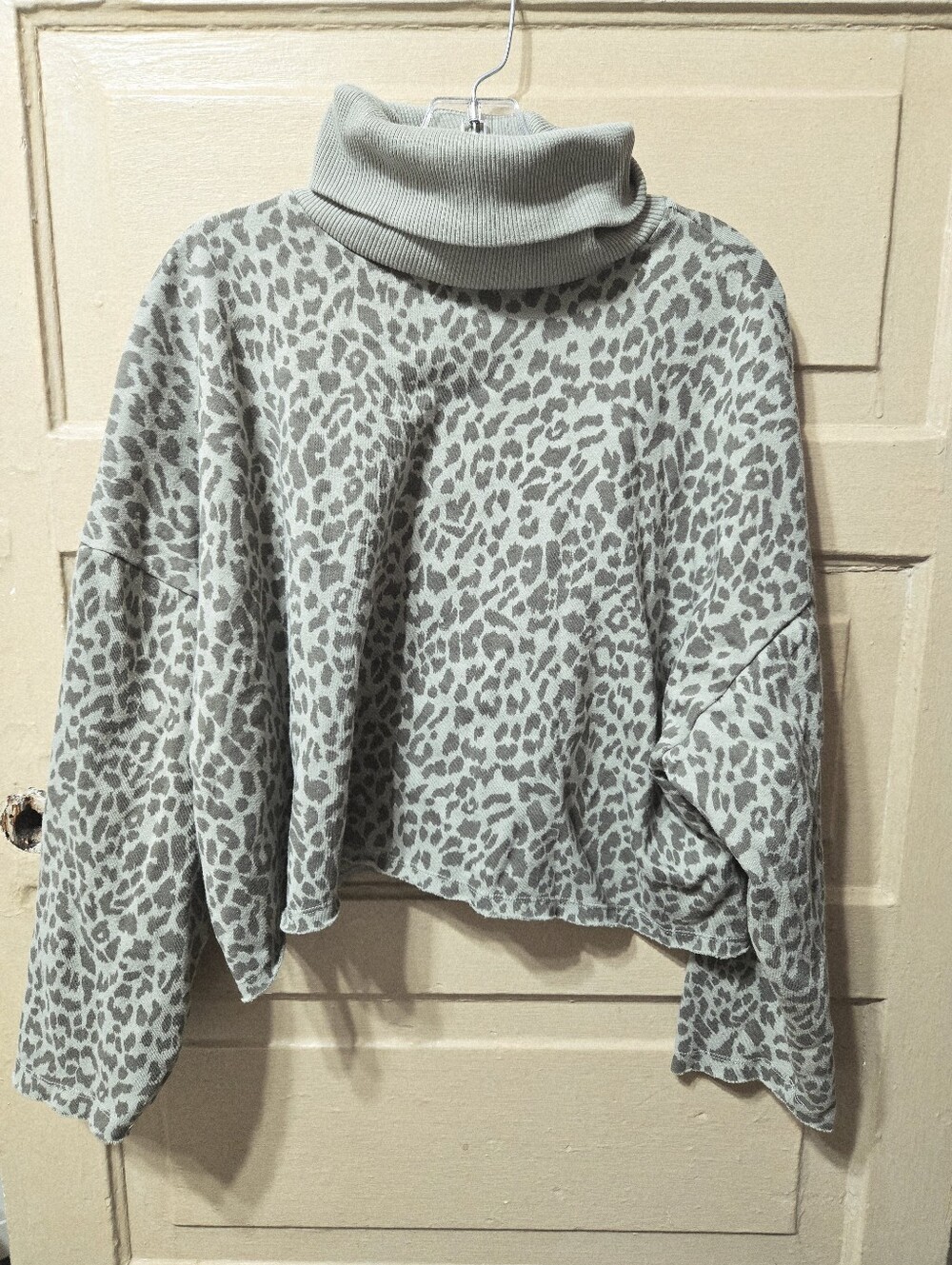 American Eagle Animal Print Oversized Turtle Neck Cropped Green Sweater EUC